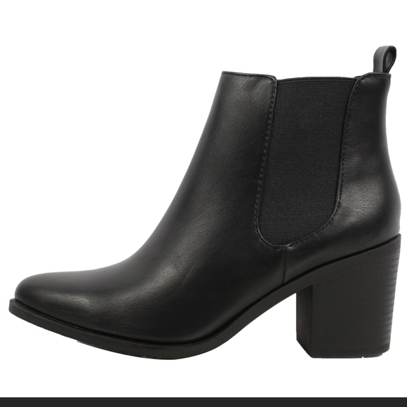 Shoes - Size 5.5 Black Faux Leather Almond Toe Pull On Ank